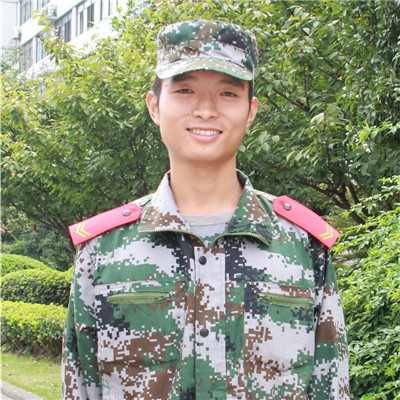 曾是73141陆军部队的军人,获得优秀士兵荣誉称号.