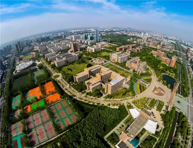 技术学院学校座落于电商之都的杭州,是第一所入驻下沙高教园区的高校