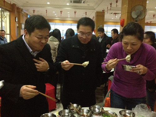 系领导吃饺子比赛现场