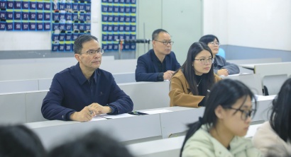 聚焦课堂“三化”改革丨开学首日校领导深入课堂巡查听课