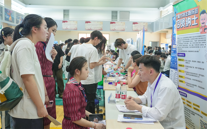 130余家企业携1800余岗位进校揽才丨我校举办2026年实习就业招聘会