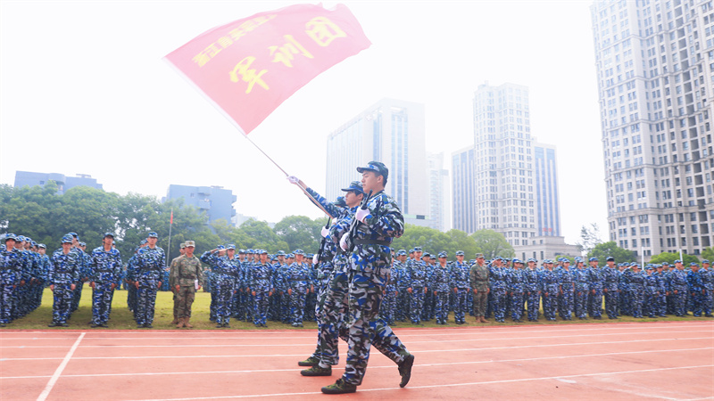 学校举行2026级新生军训会操暨总结表彰大会